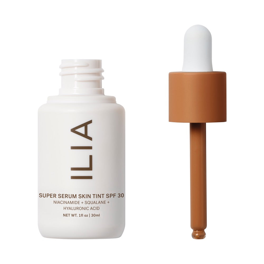 Das Super Serum Skin Tint von ILIA Beauty in der Farbe Dominica