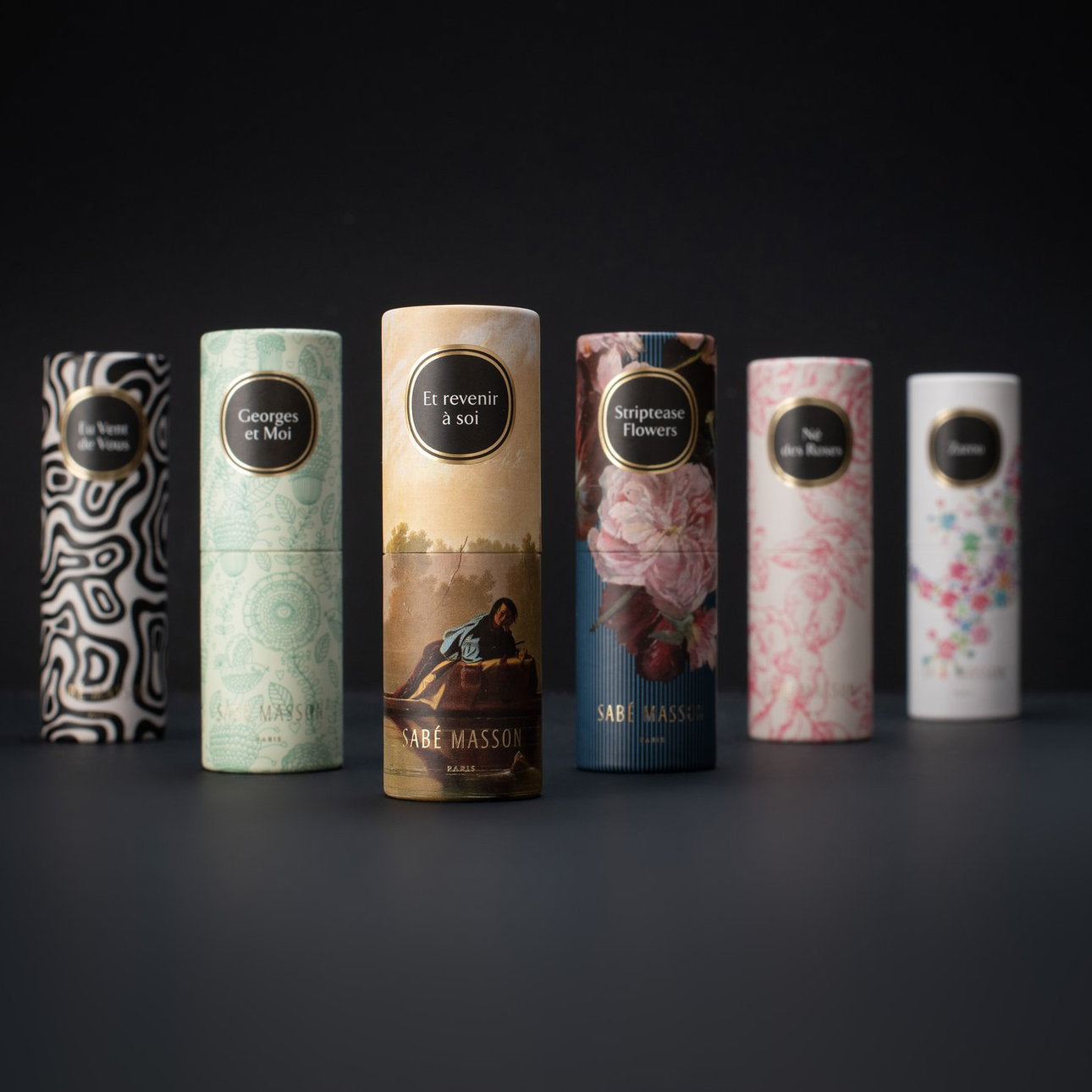 Bunte Soft-Perfume-Stifte vor dunklem Grund