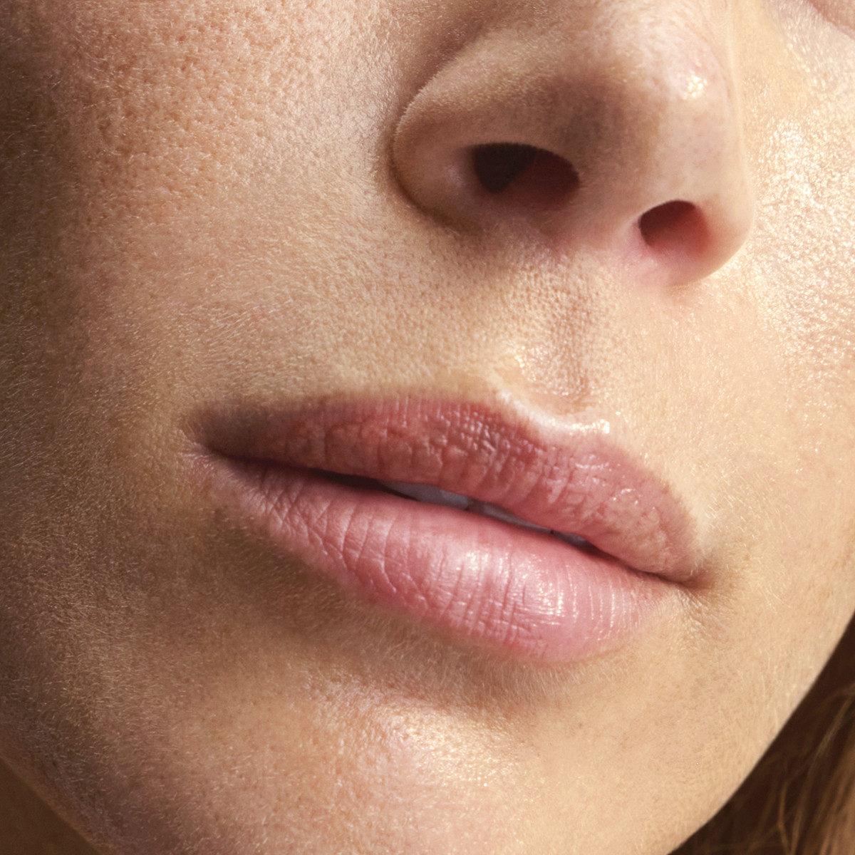 Nahaufnahme gepflegter, geschmeidiger Lippen