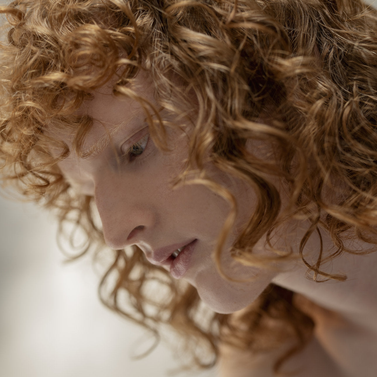 Frau mit roten Locken, Blick gesenkt