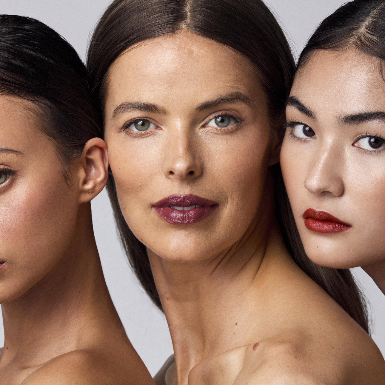 Drei Frauen mit unterschiedlichen Hauttönen und dezentem Make-up