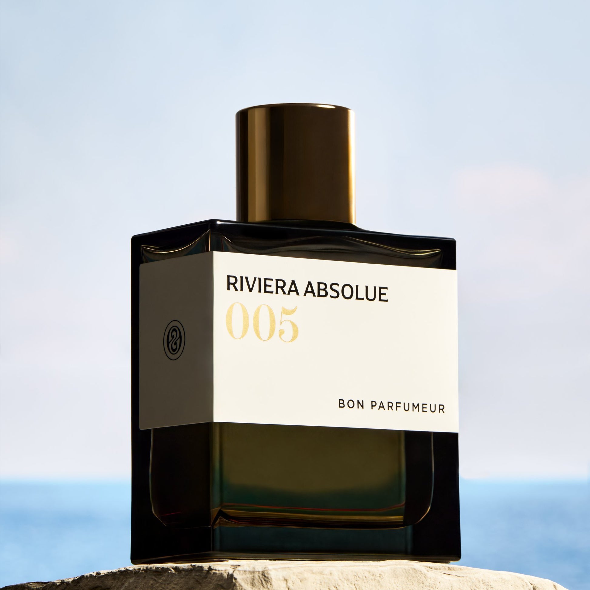 Bon Parfumeur Les Extraits 005 Riviera Absolue – Flakon auf Felsen vor dem Mittelmeer