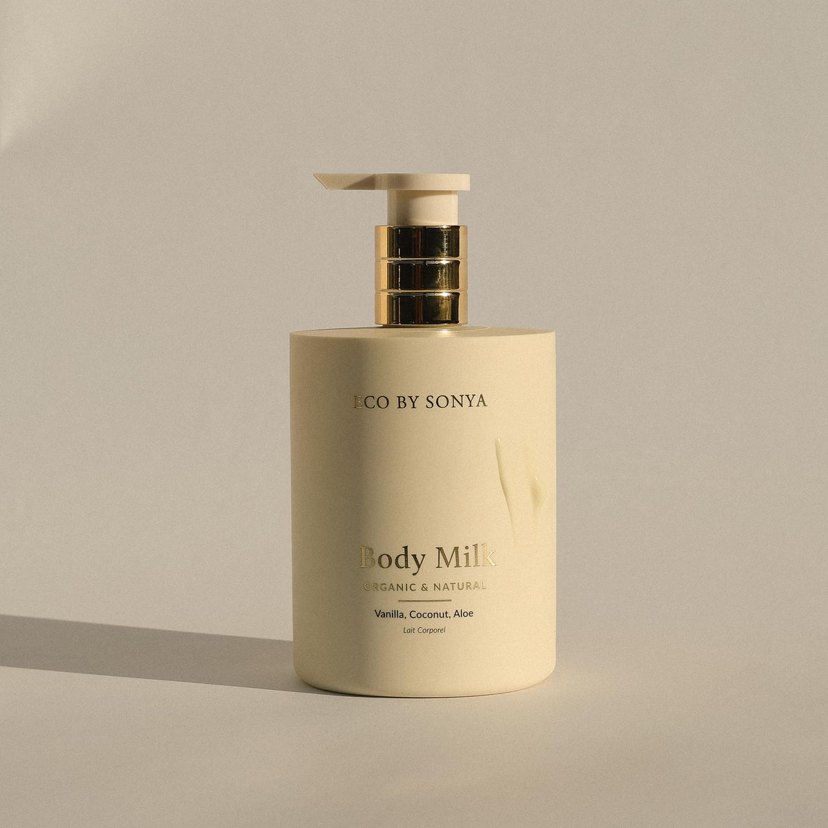 ECO BY SONYA Body Milk – Flasche im Studio