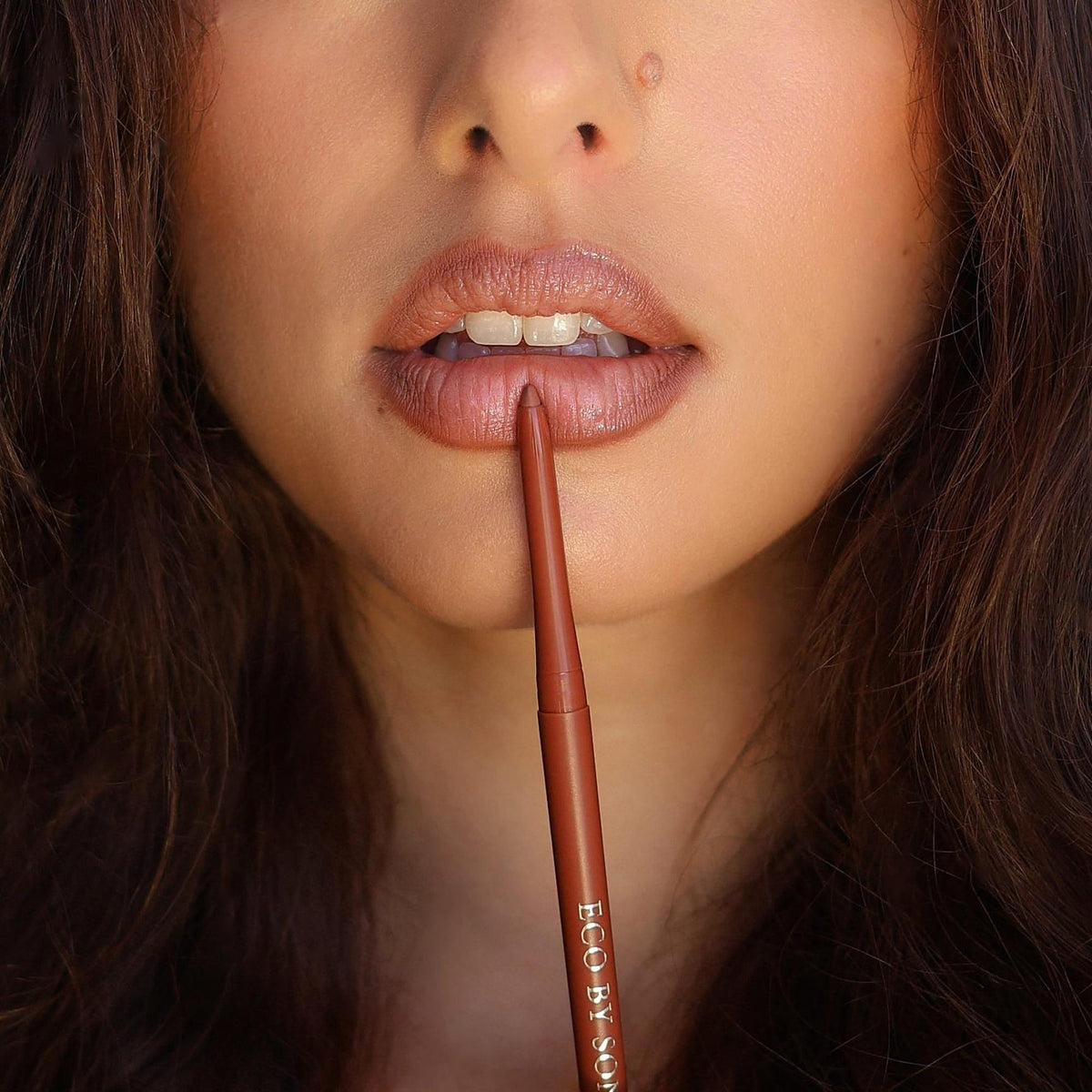 ECO BY SONYA Lip Liner Moody Nude – auf den Lippen