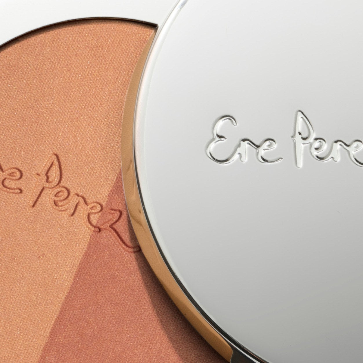 Makro-Detail des Ere Perez Rice Powder Bronzer Tulum mit Zweiton-Puder und geprägtem Marken-Logo