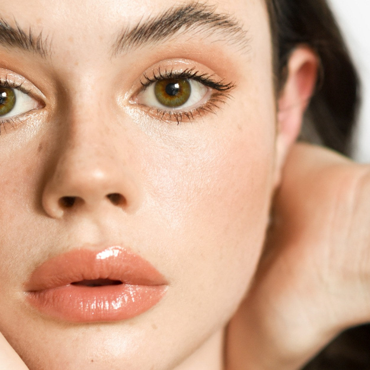 Model mit sonnengeküsstem Teint und glänzenden Lippen nach Auftrag des Ere Perez Bronzers Tulum