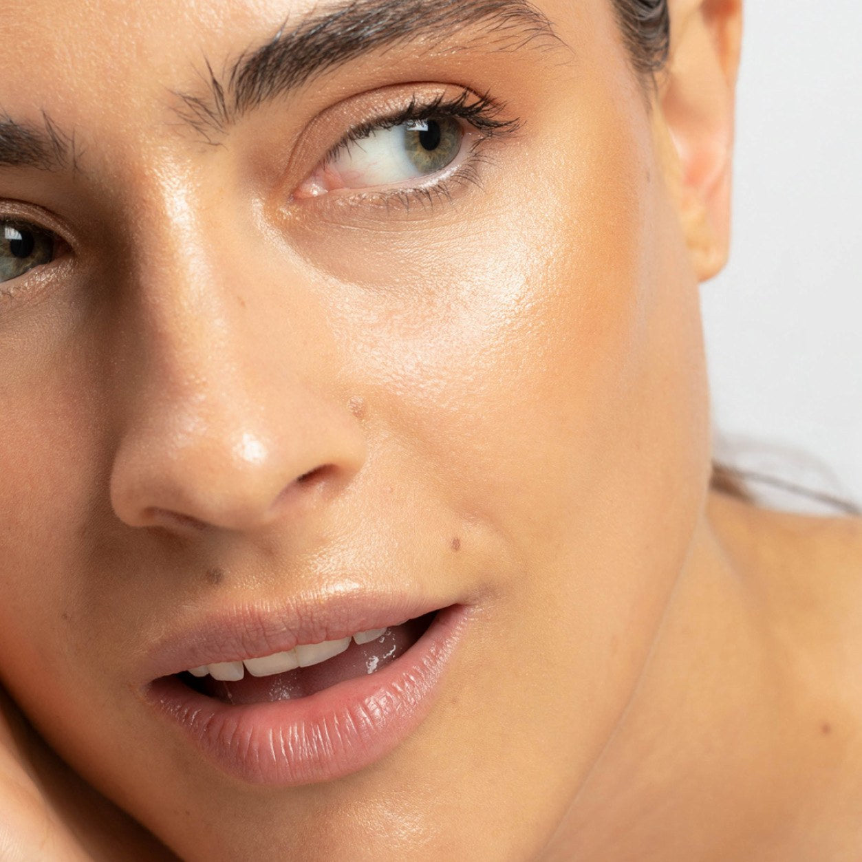Model mit bronzefarbenem Glow auf den Wangenknochen durch Ere Perez Rice Powder Bronzer Tulum
