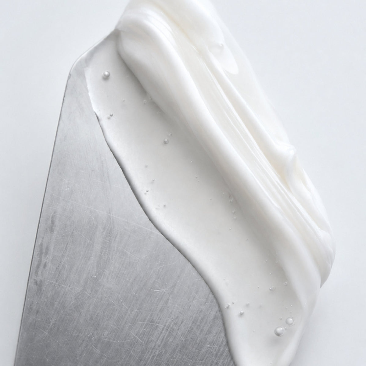 huut. Pro Collagen Perfecting Ferment Serum – Textur auf dem Spatel