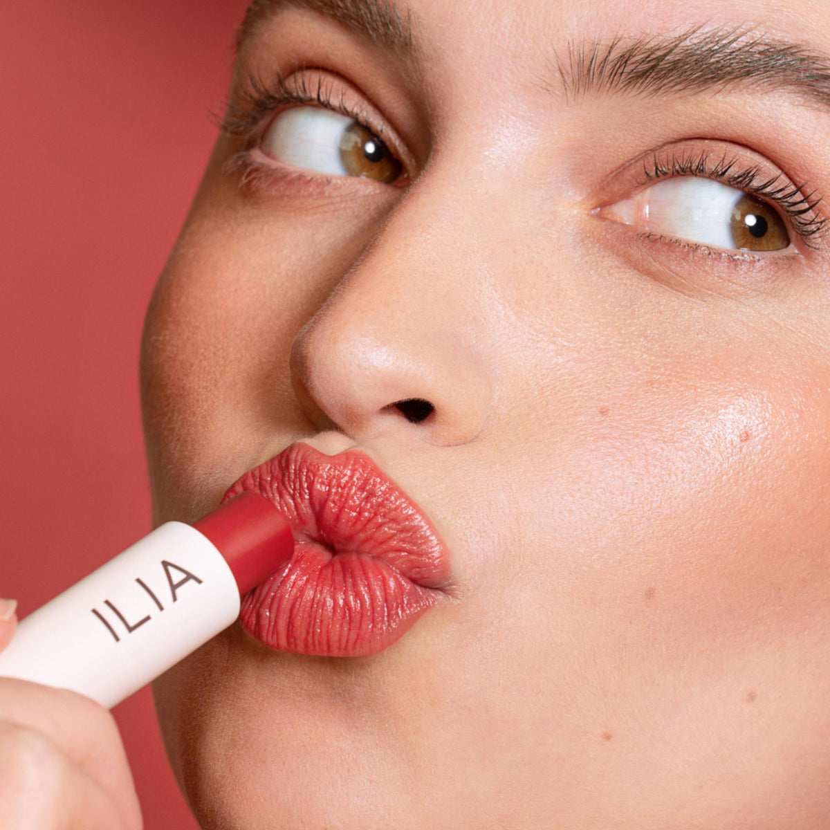 ILIA Beauty Balmy Tint Hydrating Lip Balm - Heartbeats, 4.4g – Farbton Heartbeats auf den Lippen