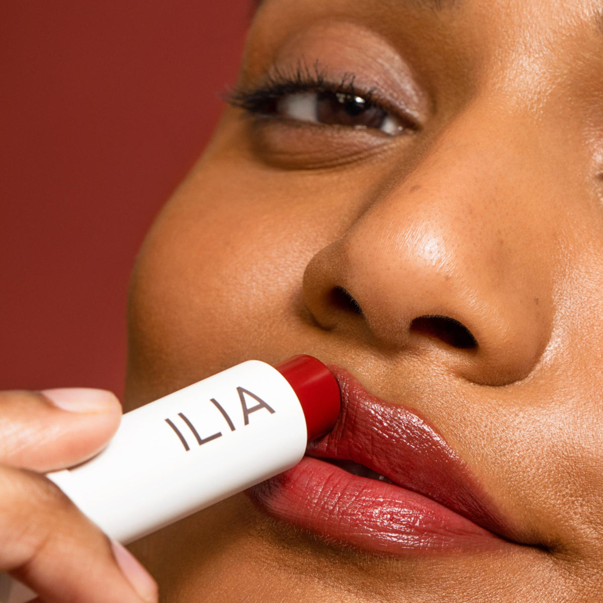 ILIA Beauty Balmy Tint Hydrating Lip Balm - Lady, 4.4g – Farbton Lady auf den Lippen