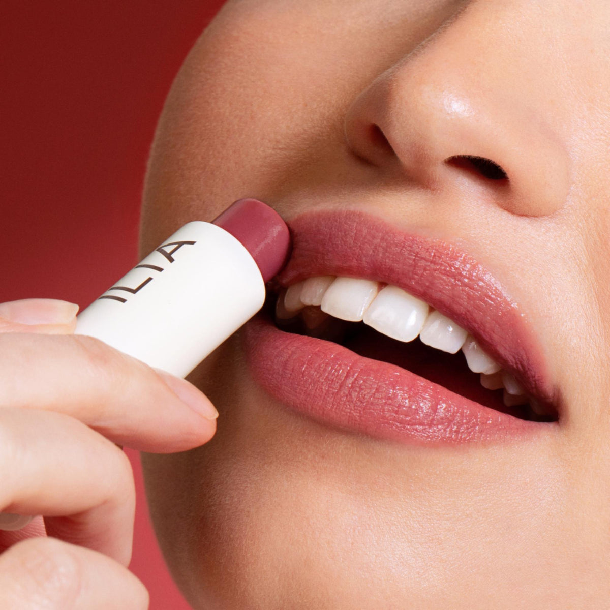 ILIA Beauty Balmy Tint Hydrating Lip Balm - Lullaby, 4.4g – Farbton Lullaby an vier Modellen