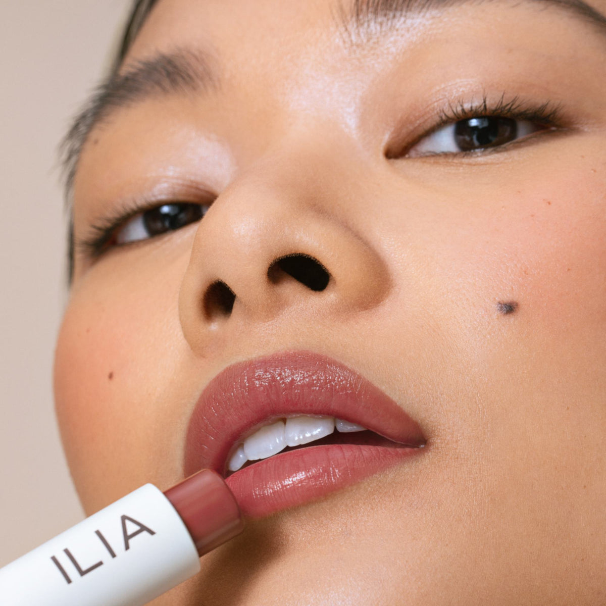ILIA Beauty Balmy Tint Hydrating Lip Balm - Memoir, 4.4g – Farbton Memoir auf den Lippen