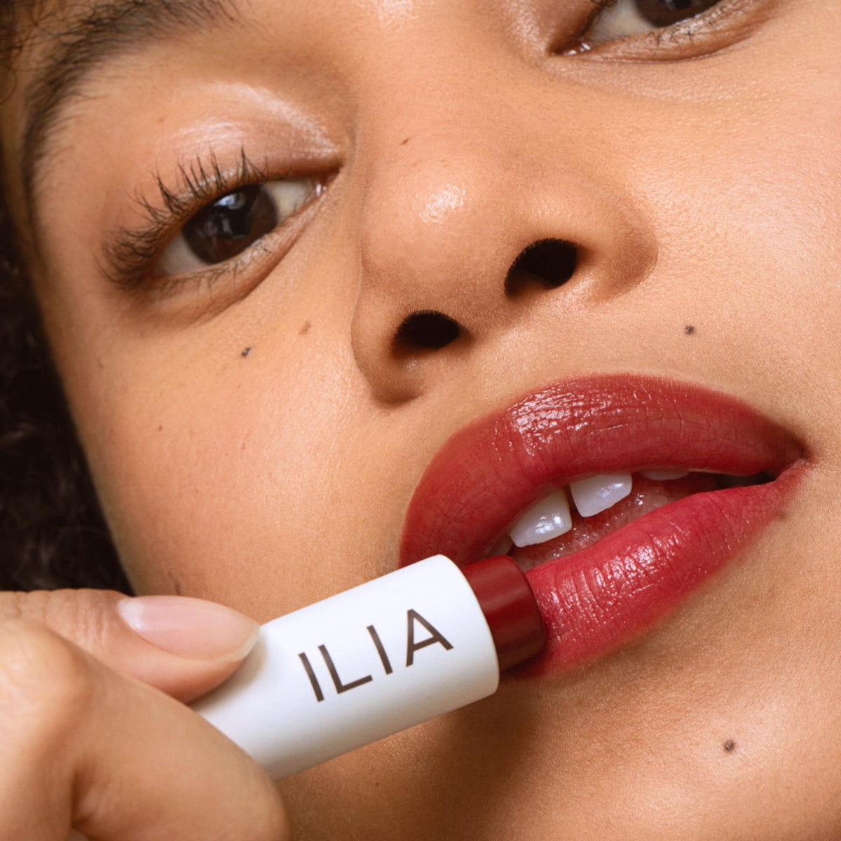 ILIA Beauty Balmy Tint Hydrating Lip Balm - Wanderlust, 4.4g – Farbton Wanderlust an vier Modellen