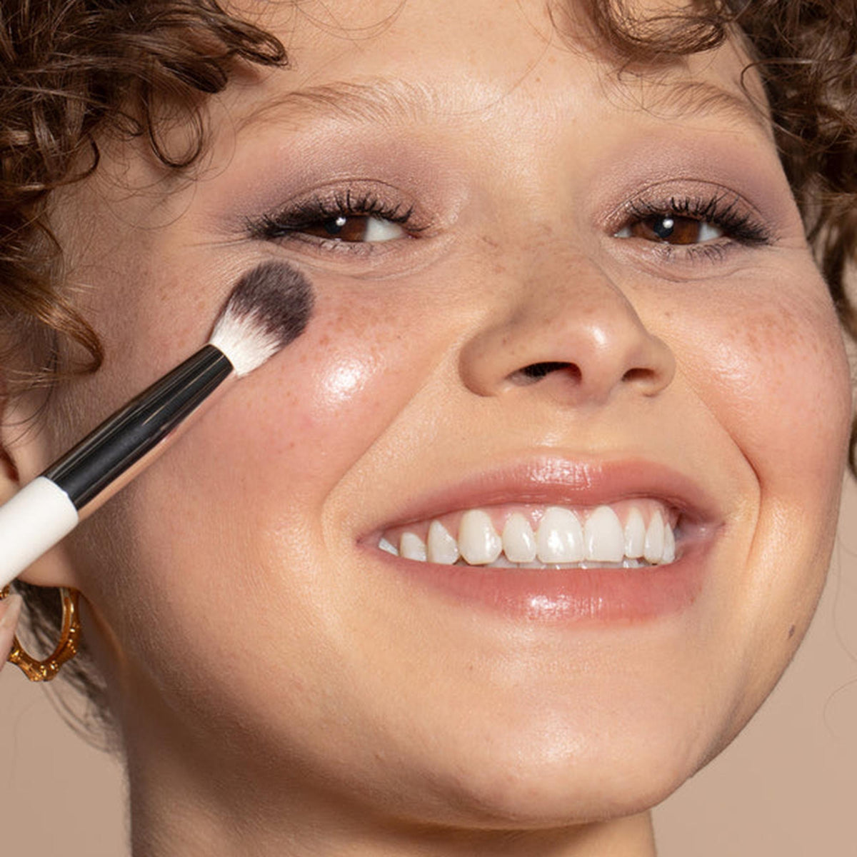 ILIA Beauty Blending Brush - Verblendpinsel – Anwendung, lächelndes Modell