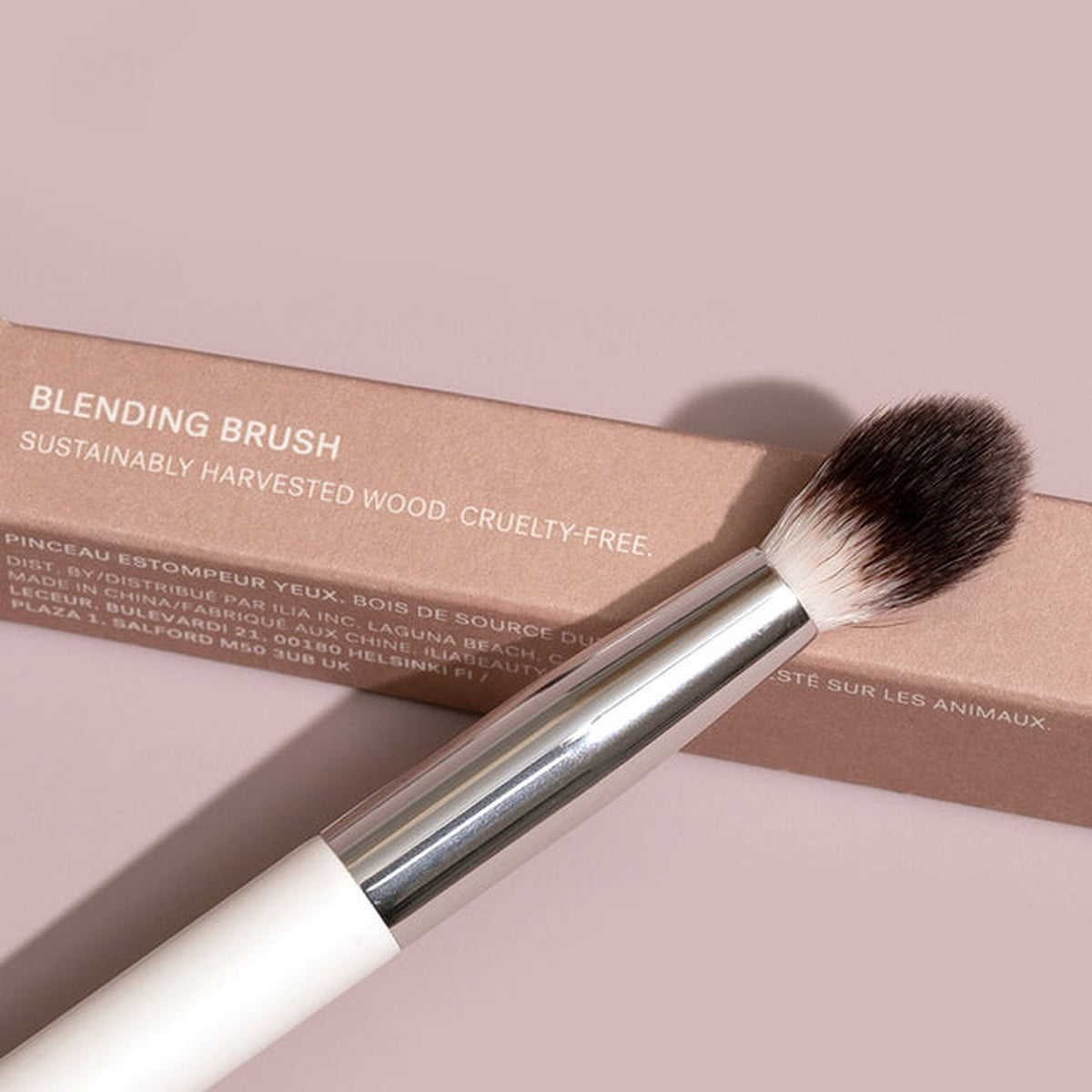 ILIA Beauty Blending Brush - Verblendpinsel – Pinsel auf der Verpackung
