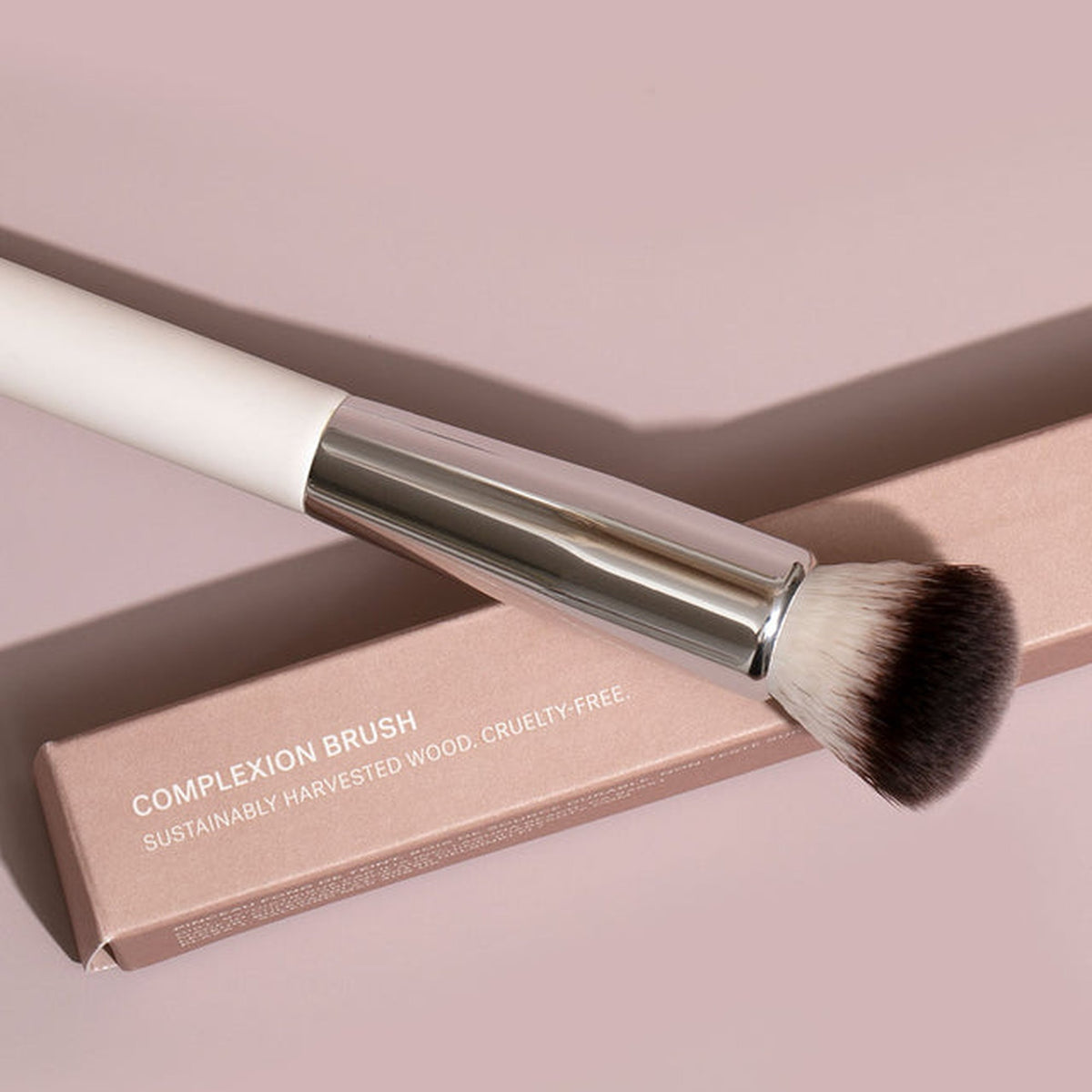 ILIA Beauty Complexion Brush - Teint-Pinsel – Pinsel auf der Verpackung