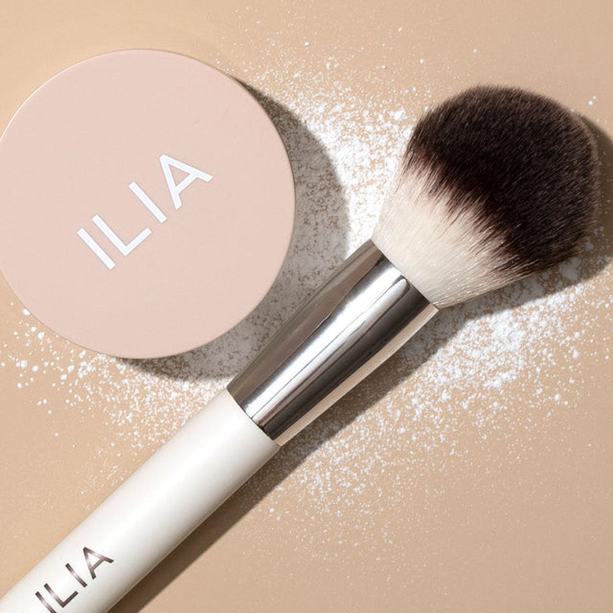 ILIA Beauty Finishing Powder Brush - Puderpinsel – Pinsel mit Puder und Tiegel