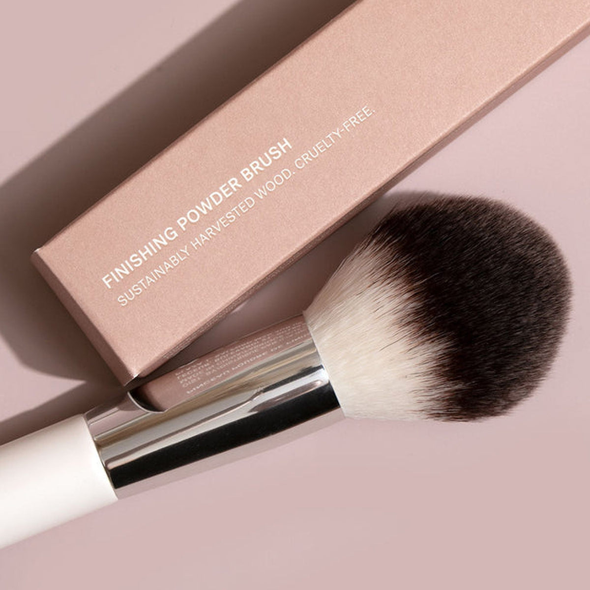 ILIA Beauty Finishing Powder Brush - Puderpinsel – Pinsel auf der Verpackung