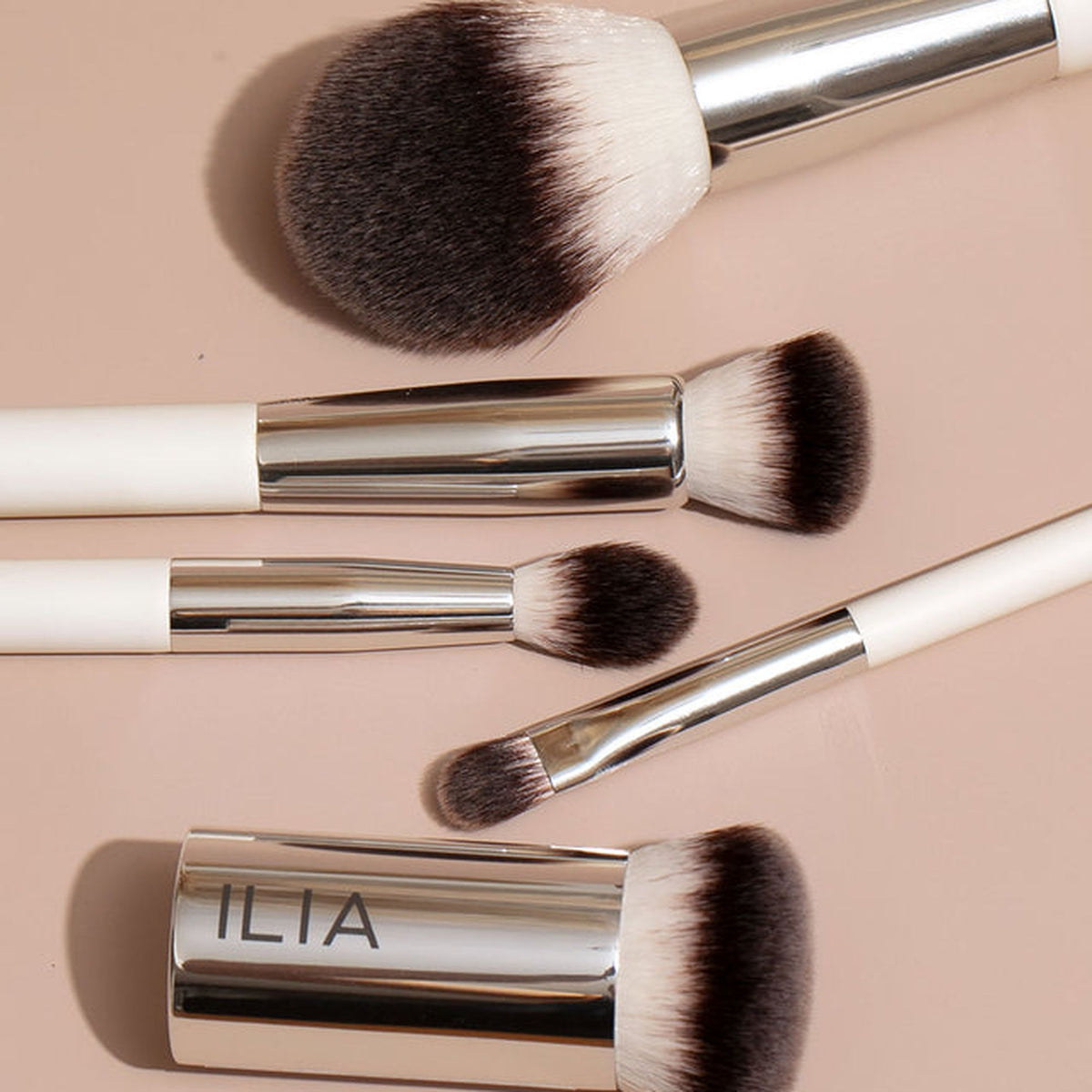 ILIA Beauty Finishing Powder Brush - Puderpinsel – Pinsel der Serie