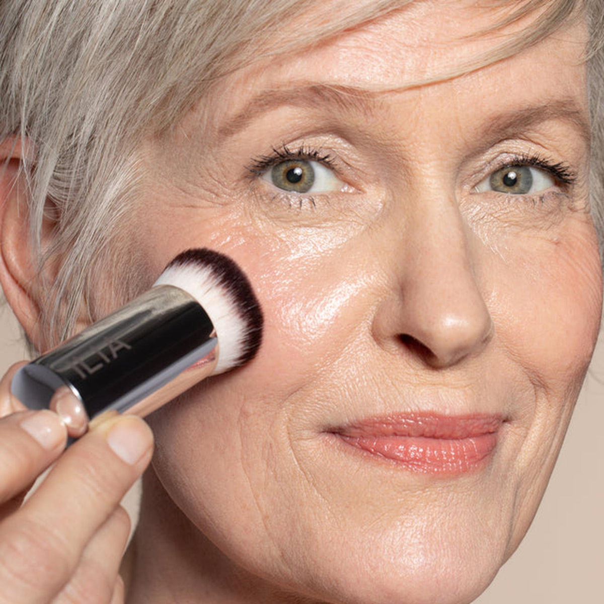 ILIA Beauty Perfecting Buff Brush - Buffing-Pinsel – Foundation einarbeiten