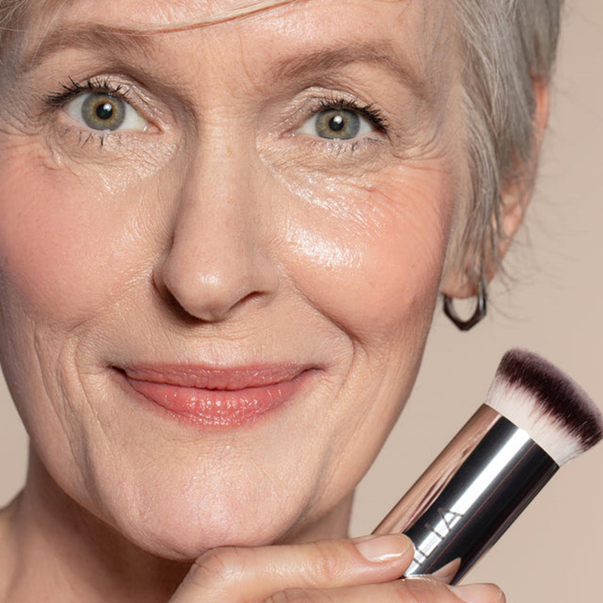 ILIA Beauty Perfecting Buff Brush - Buffing-Pinsel – Pinsel in der Hand eines Modells