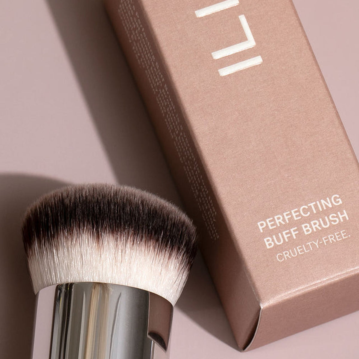 ILIA Beauty Perfecting Buff Brush - Buffing-Pinsel – Pinsel vor der Verpackung