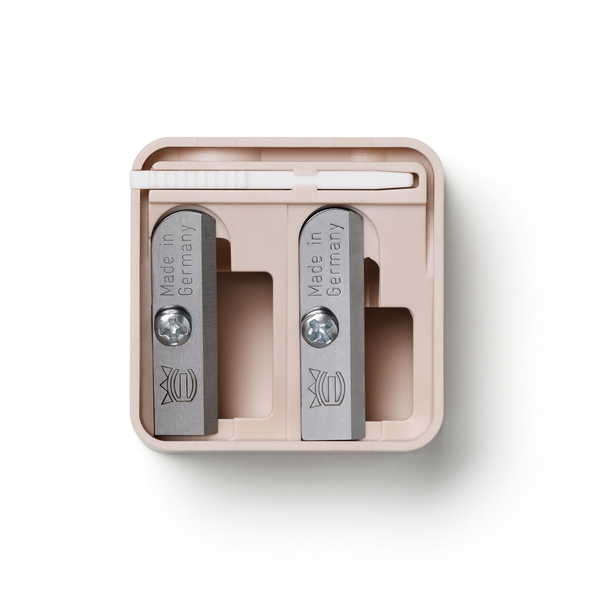 ILIA Beauty Precision Dual Sharpener – Innenansicht mit zwei Klingen und Reinigungstool