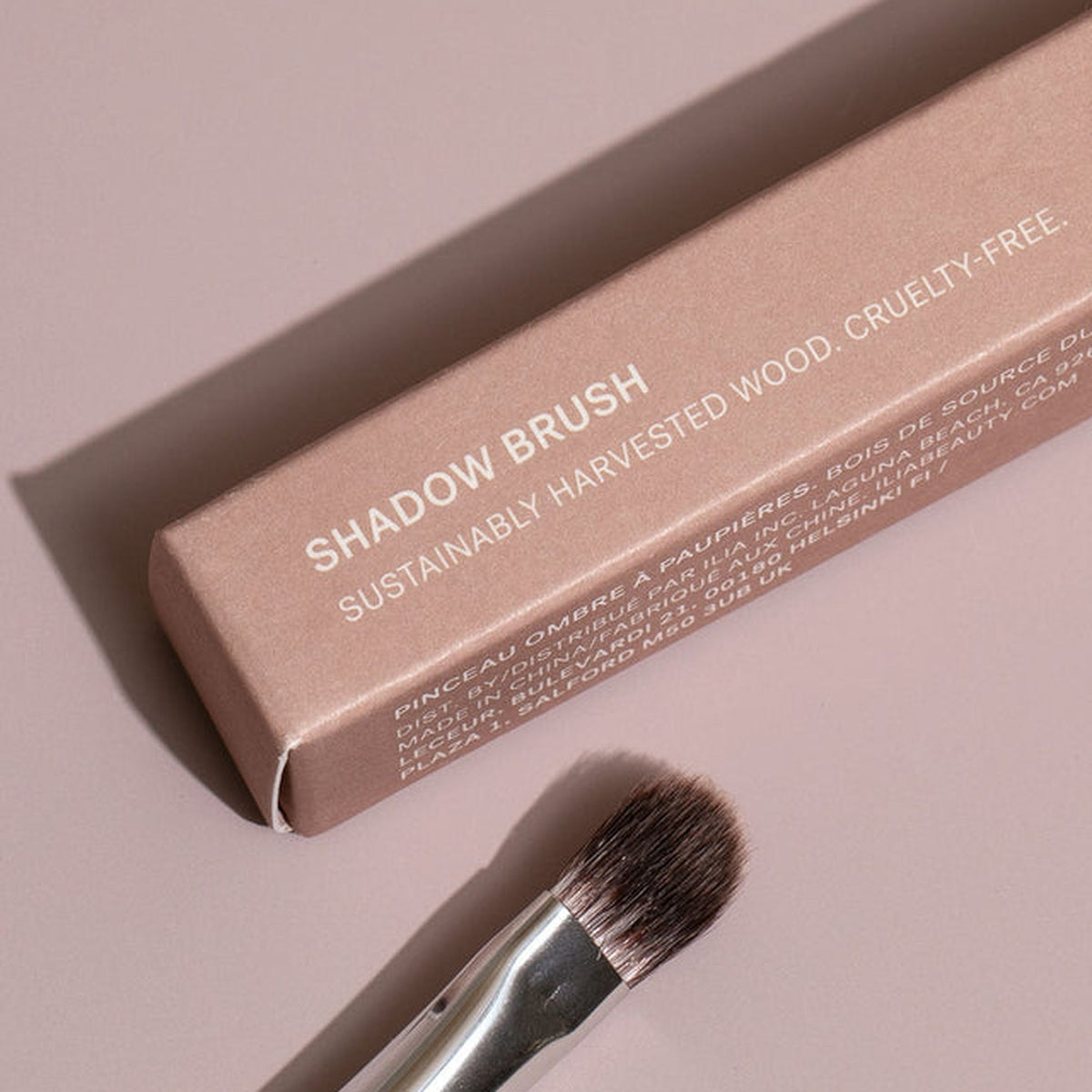 ILIA Beauty Shadow Brush - Lidschattenpinsel – Pinsel auf der Verpackung