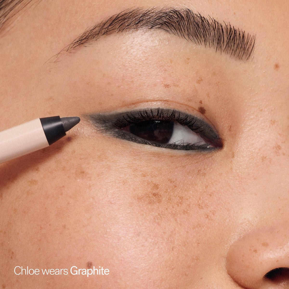 ILIA Beauty Thru Line Waterproof Eyeliner Graphite – am Auge