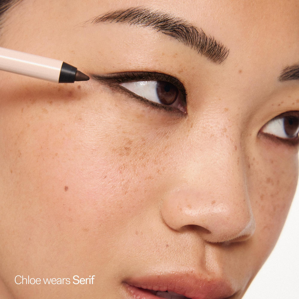 ILIA Beauty Thru Line Waterproof Eyeliner Serif – am Auge