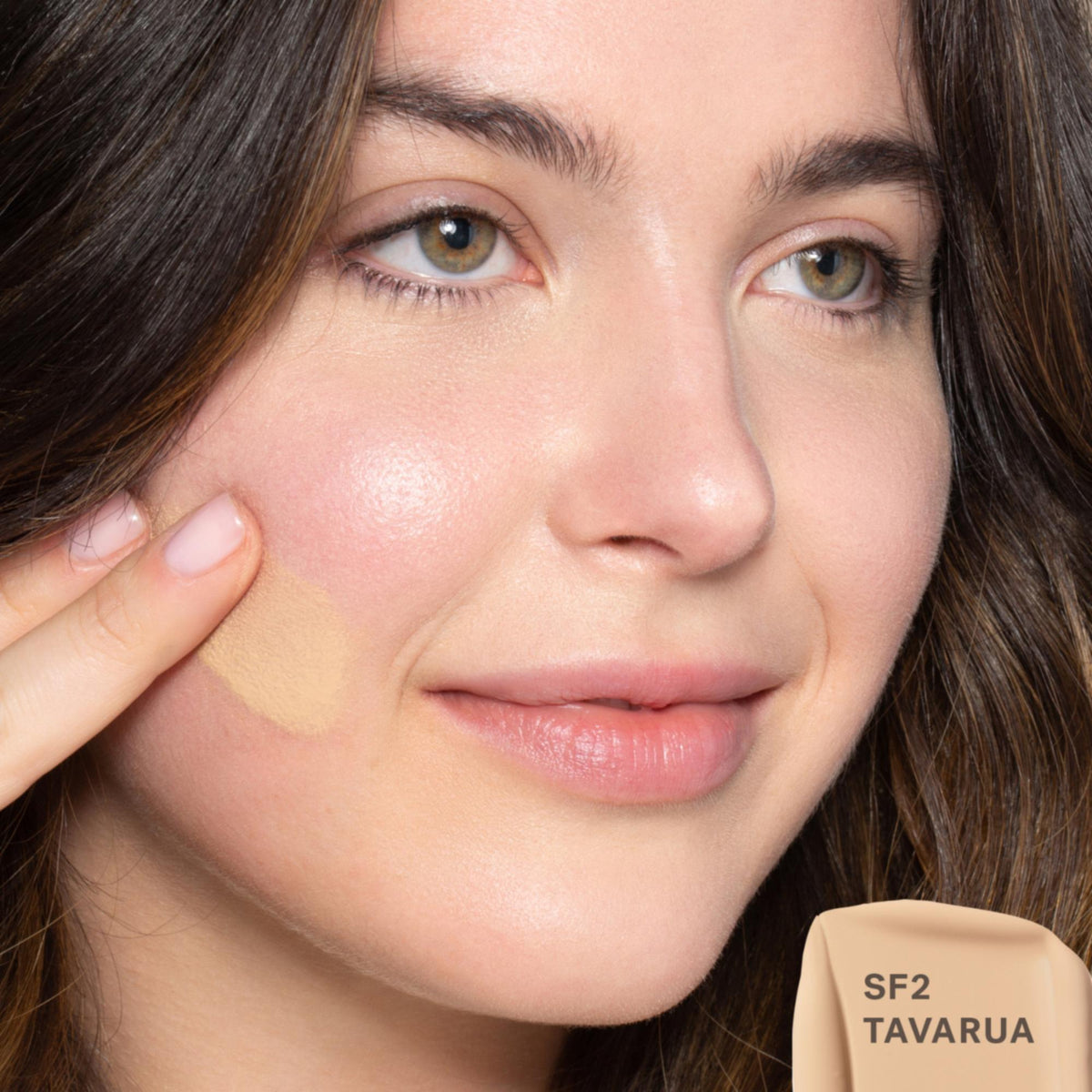 ILIA Beauty True Serum Foundation – SF2 Tavarua, 30ml – Farbton SF2 Tavarua auf der Wange
