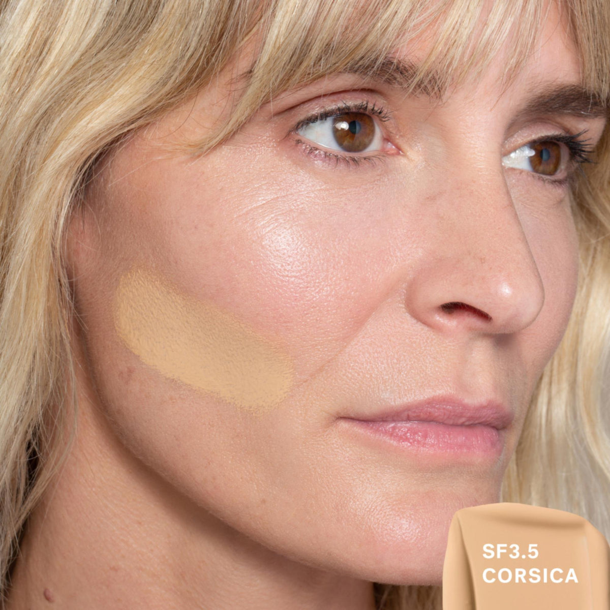 ILIA Beauty True Serum Foundation – SF3.5 Corsica, 30ml – Farbton SF3.5 Corsica auf der Wange
