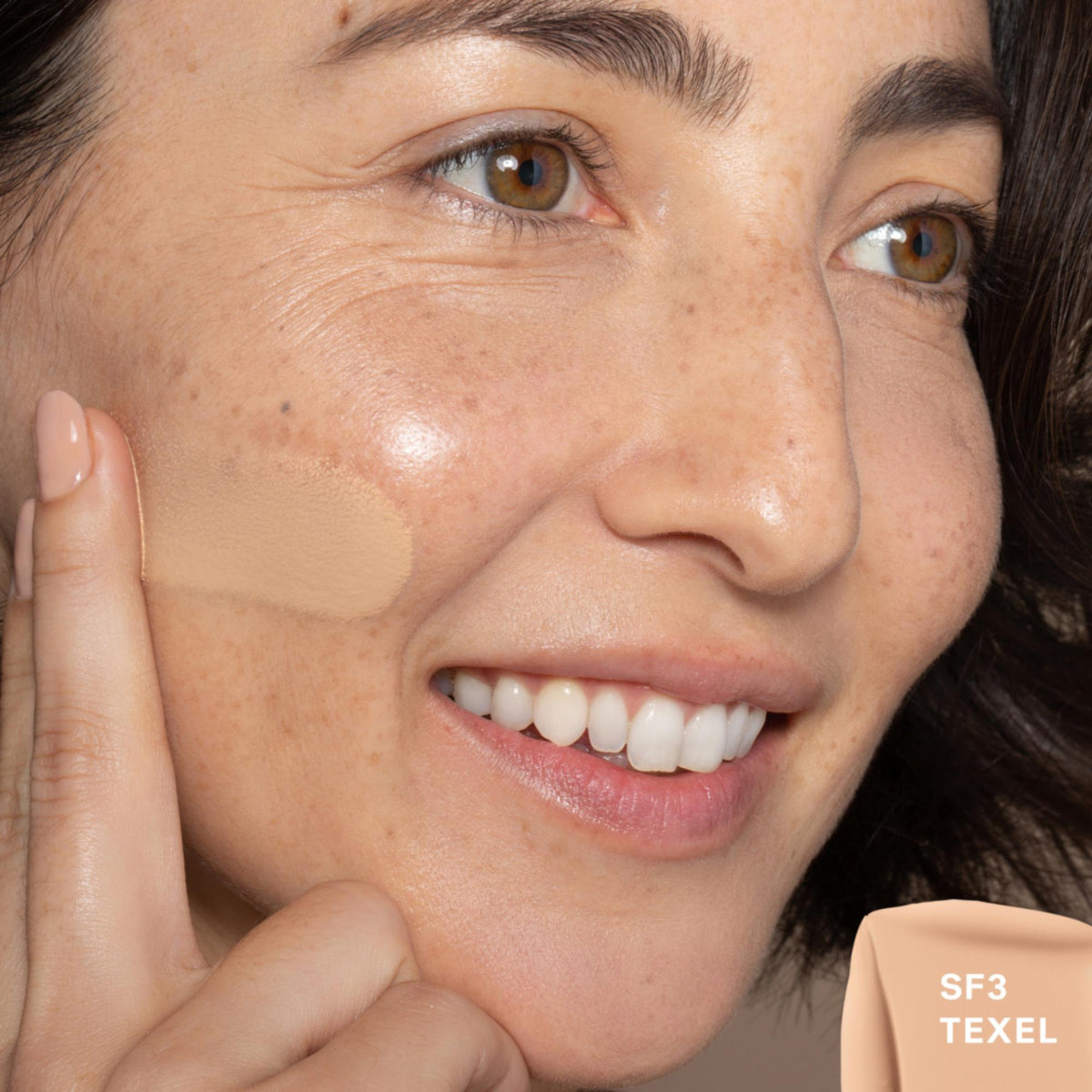 ILIA Beauty True Serum Foundation – SF3 Texel, 30ml – Farbton SF3 Texel auf der Wange