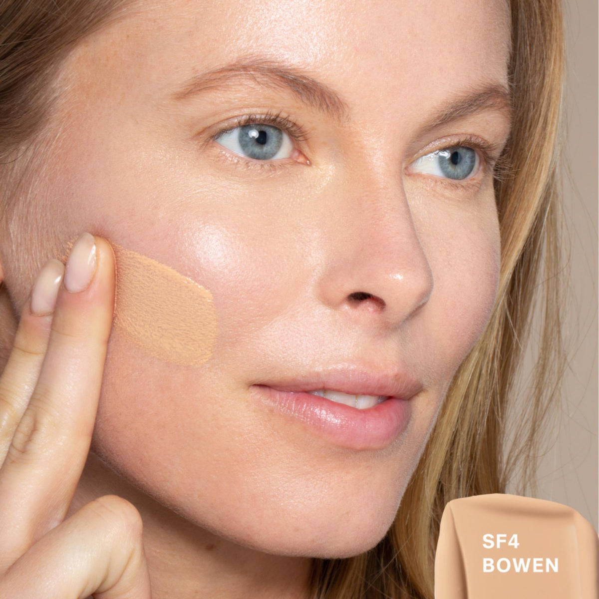ILIA Beauty True Serum Foundation – SF4 Bowen, 30ml – Farbton SF4 Bowen auf der Wange