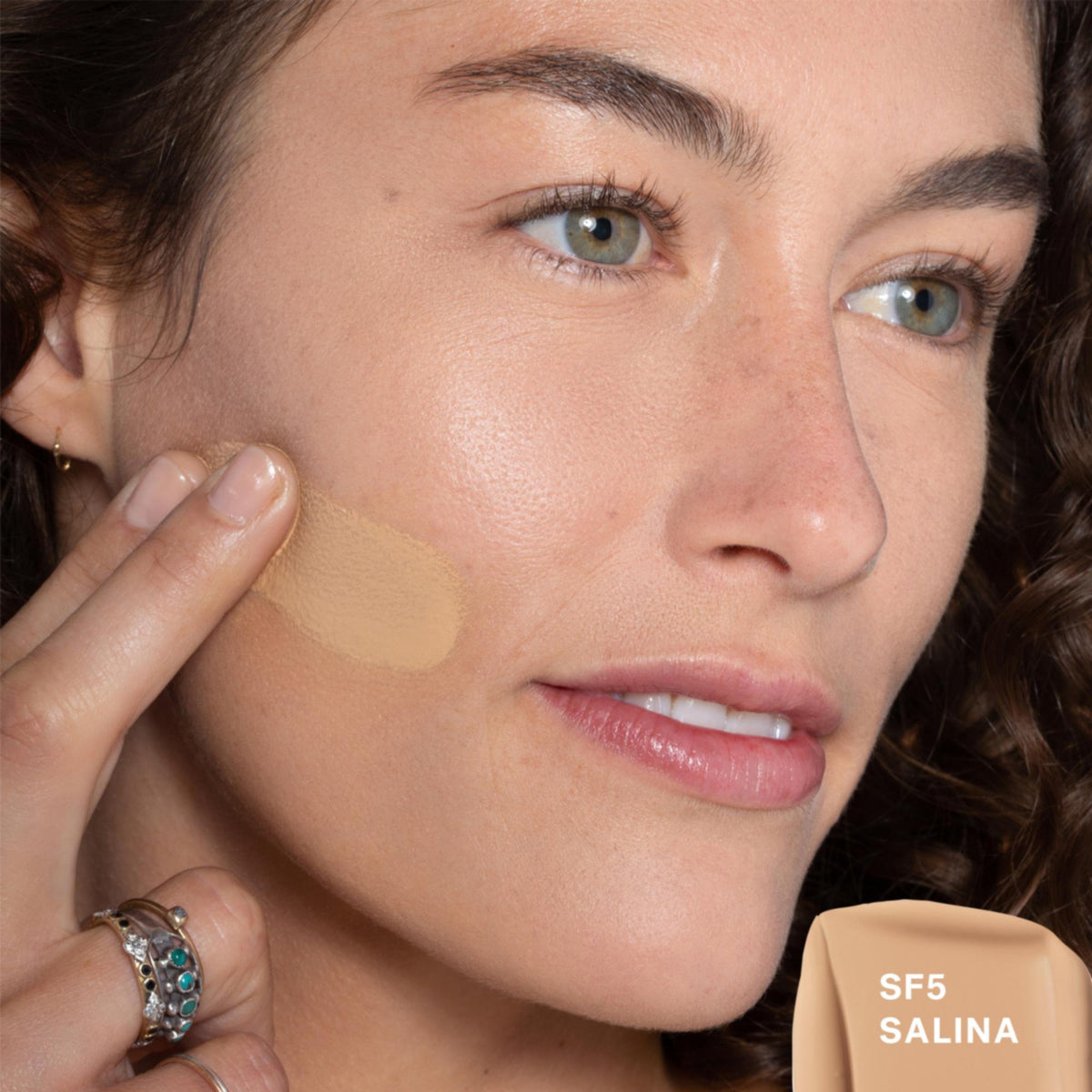 ILIA Beauty True Serum Foundation – SF5 Salina, 30ml – Farbton SF5 Salina auf der Wange
