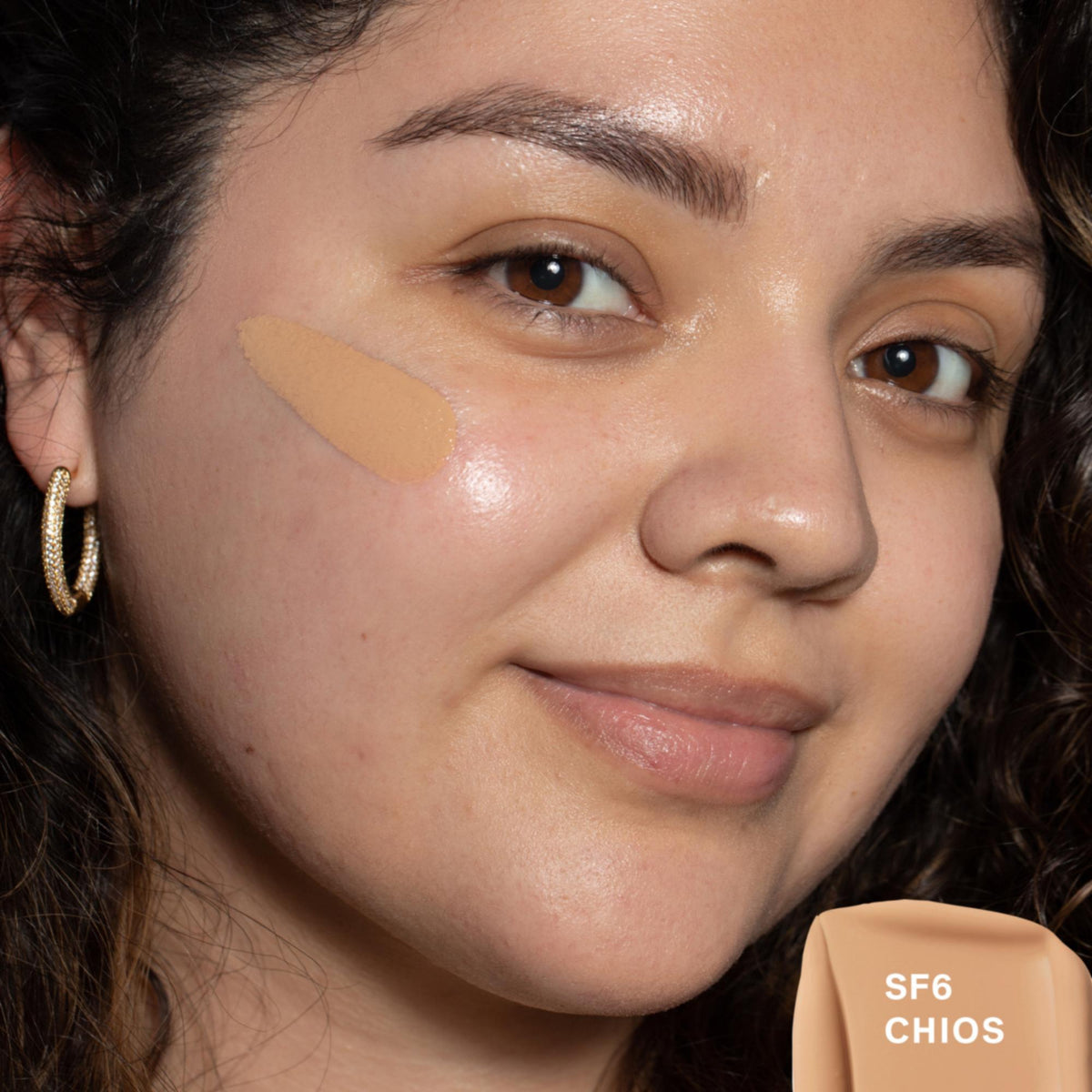 ILIA Beauty True Serum Foundation – SF6 Chios, 30ml – Farbton SF6 Chios auf der Wange