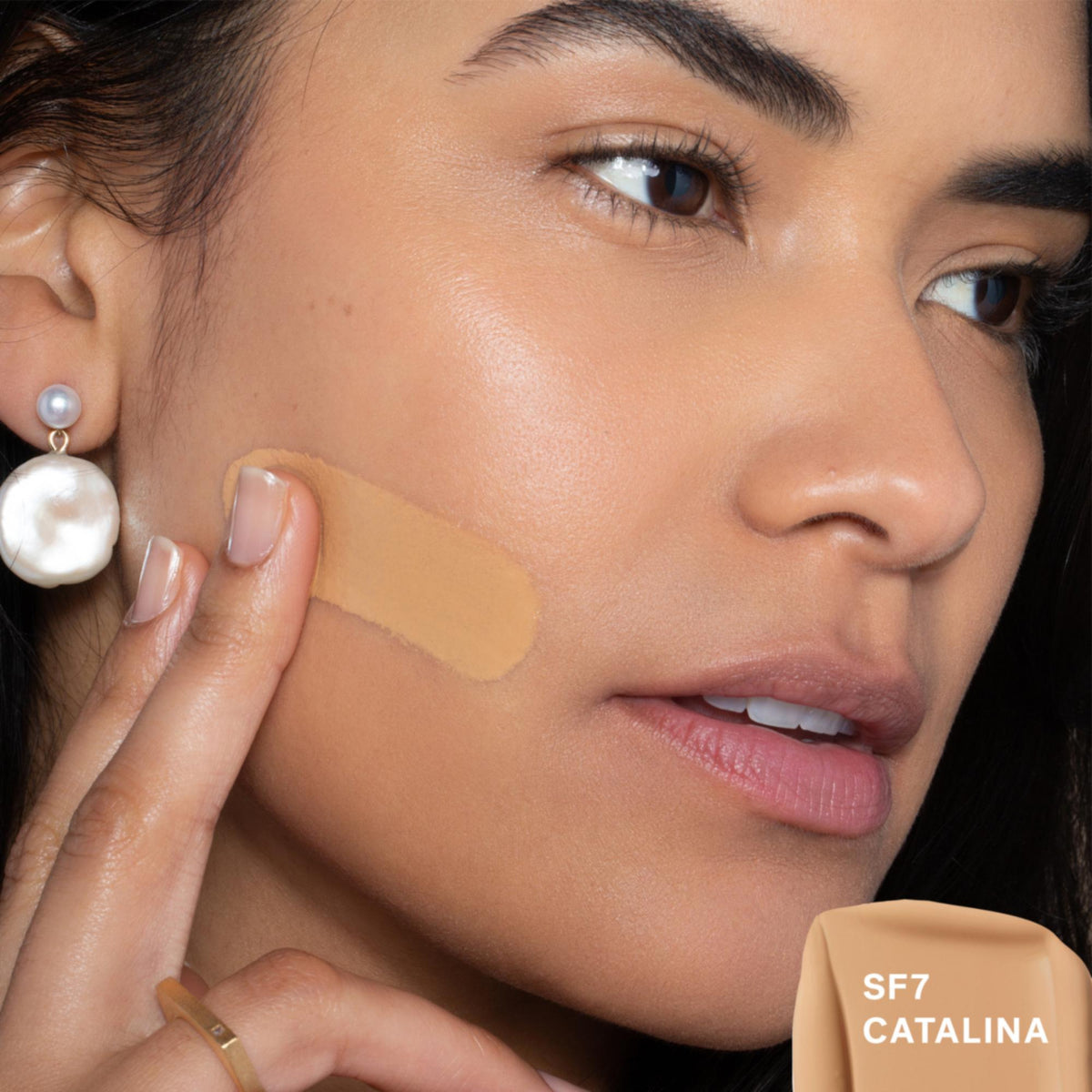 ILIA Beauty True Serum Foundation – SF7 Catalina, 30ml – Farbton SF7 Catalina auf der Wange