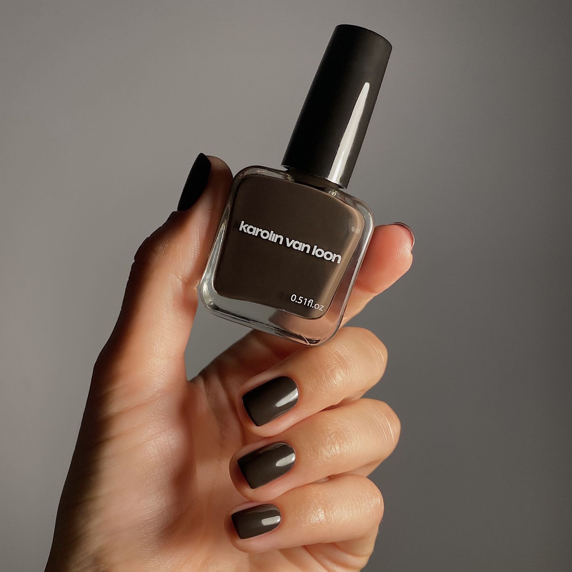 Karolin van Loon 54 Figue Marron – Farbe auf den Nägeln