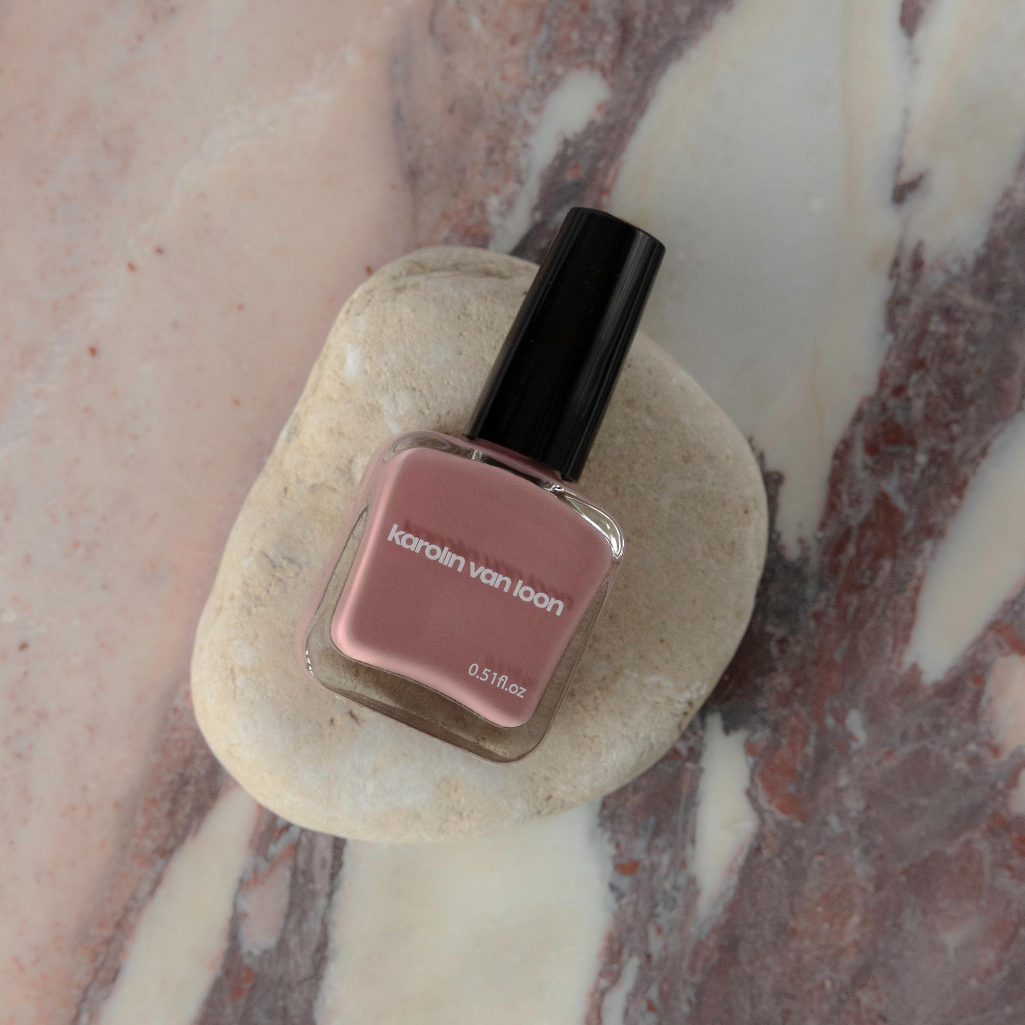 Karolin van Loon 55 Blush de Satin – Lifestyle-Aufnahme