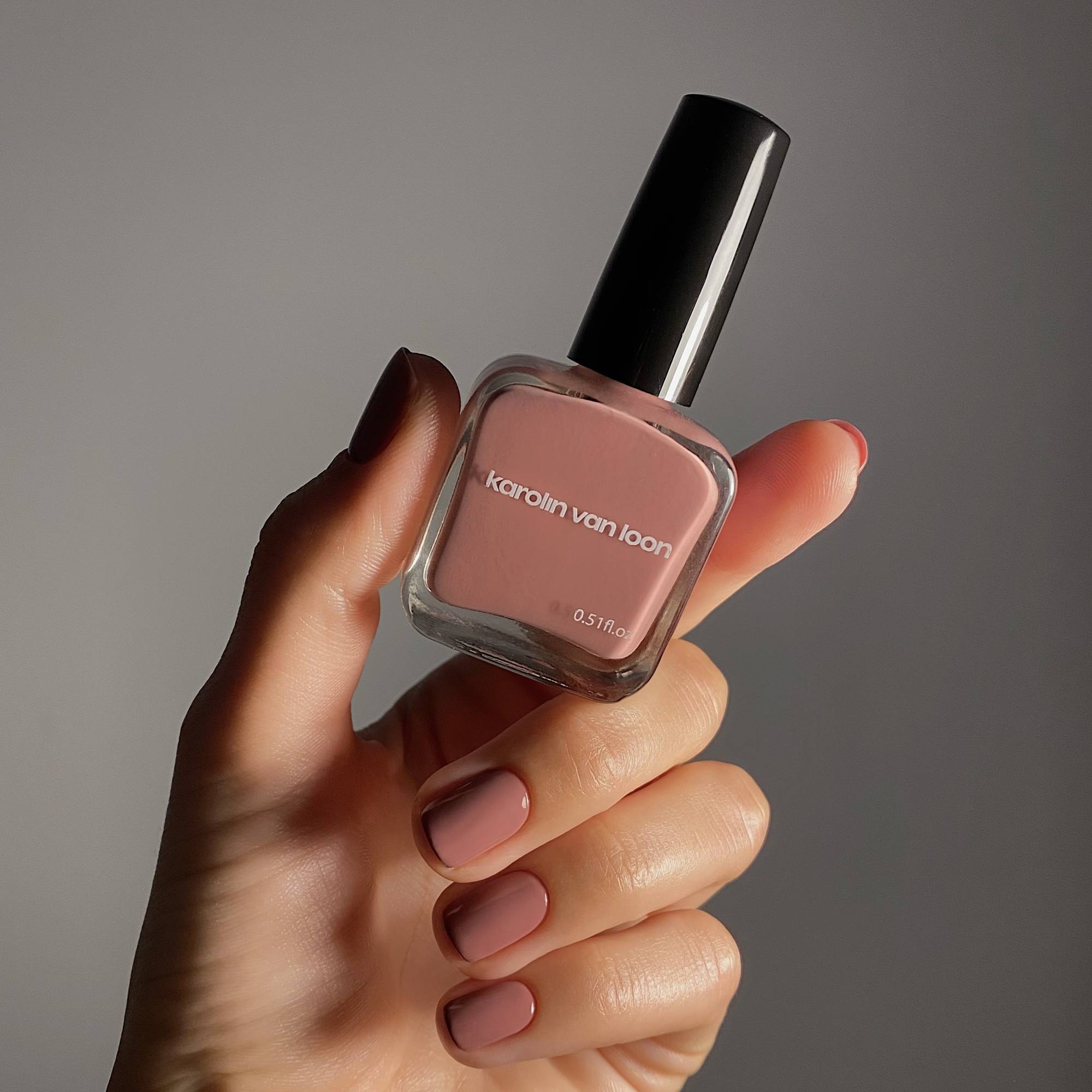 Karolin van Loon 55 Blush de Satin – Lifestyle-Aufnahme