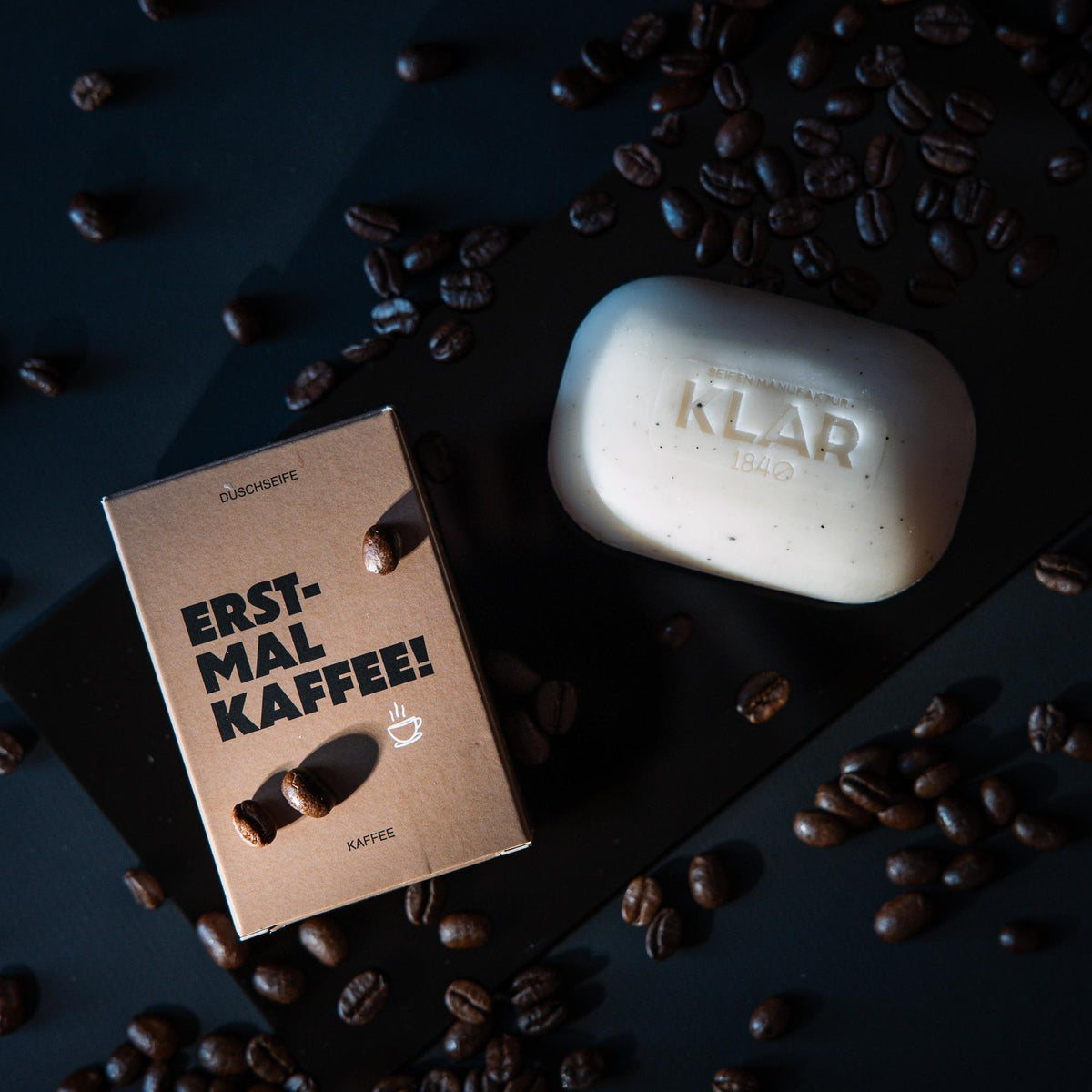 KLAR Duschseife Kaffee – Seife und Verpackung mit Kaffeebohnen