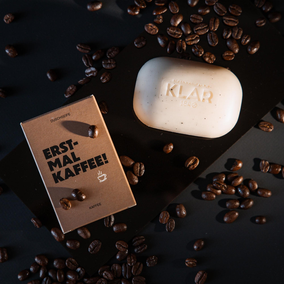 KLAR Duschseife Kaffee – Seife und Verpackung zwischen Kaffeebohnen