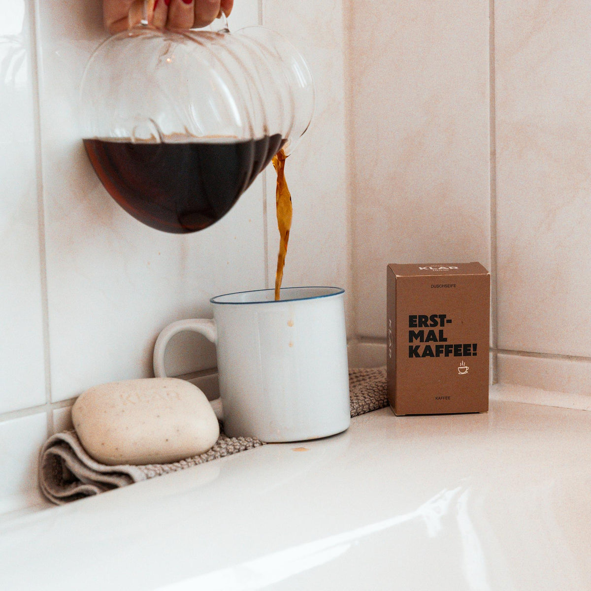 KLAR Duschseife Kaffee – Seife und Verpackung am Waschbecken mit Kaffeekanne