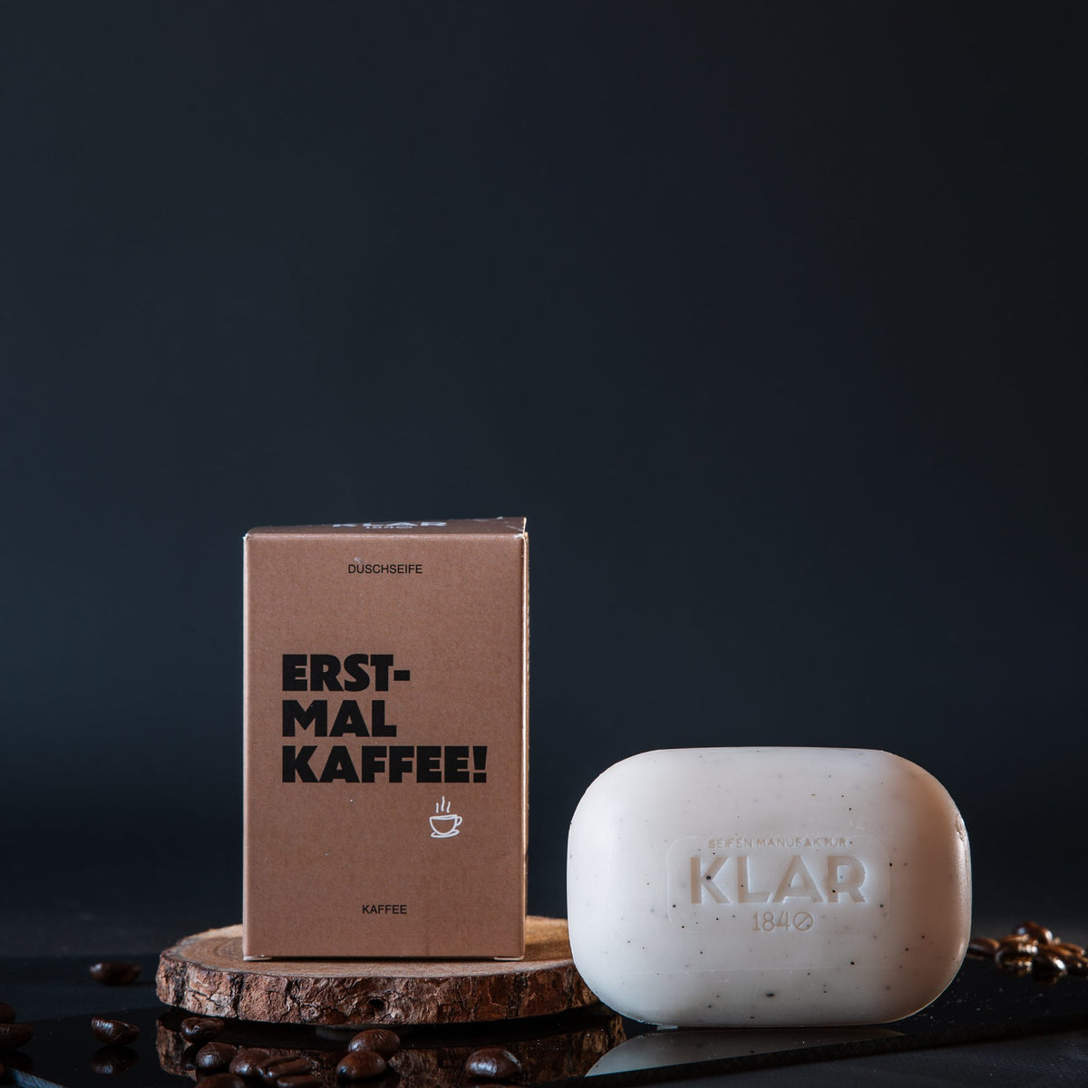 KLAR Duschseife Kaffee – Seife und Verpackung vor dunklem Hintergrund
