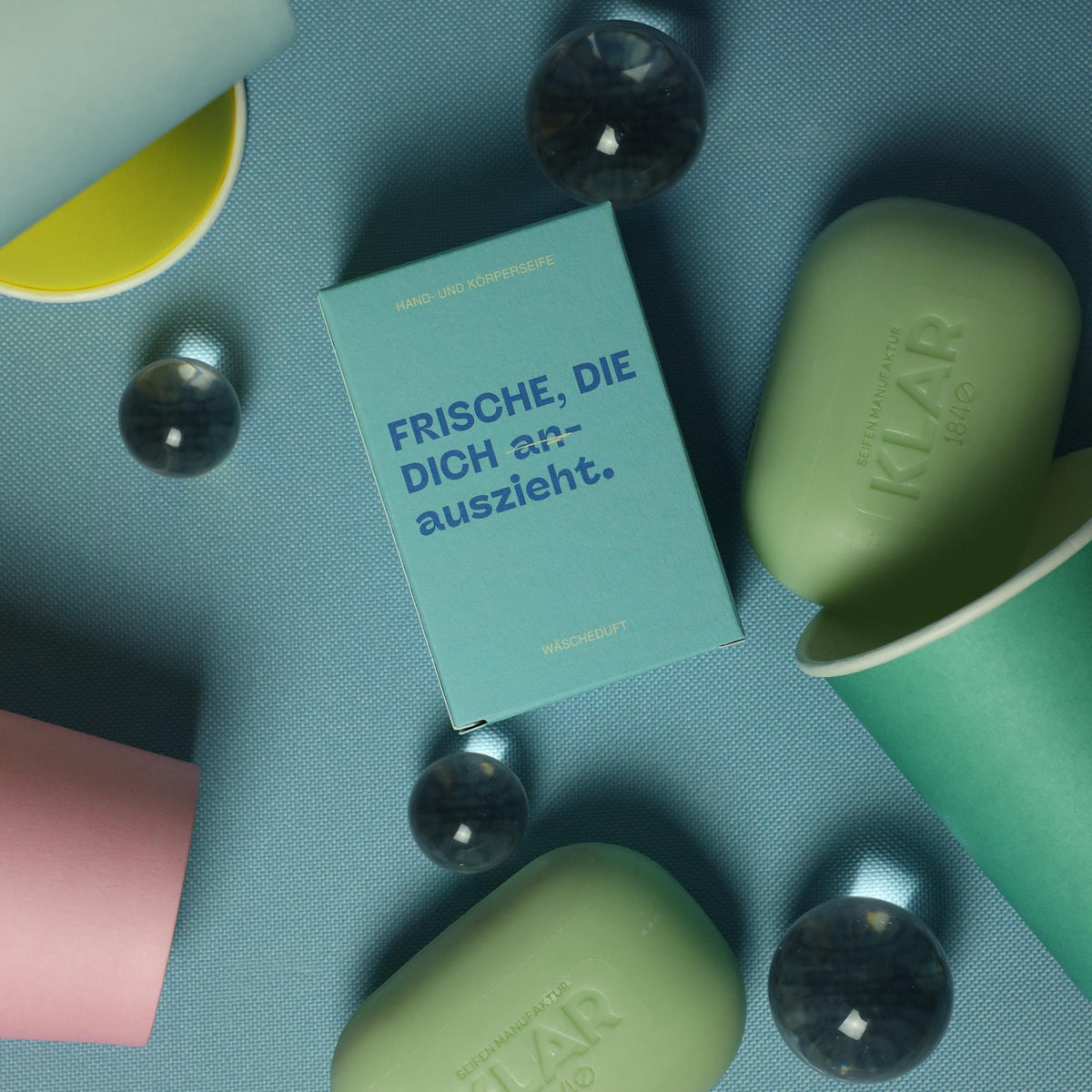 KLAR Duschseife Wäscheduft – Seife und Verpackung zwischen Pastellbechern