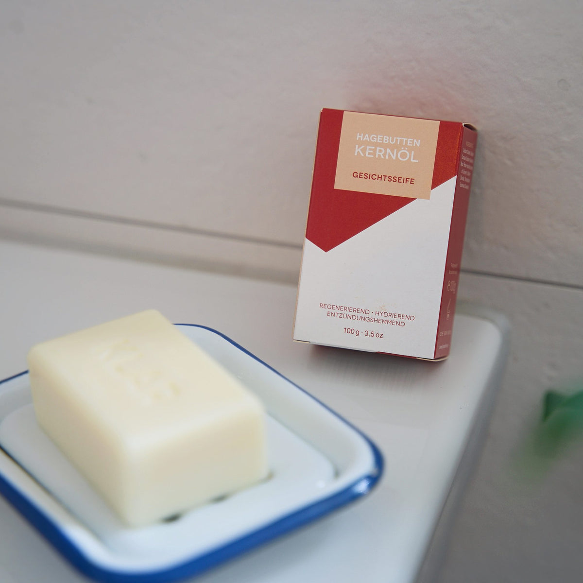KLAR Gesichtsseife Hagebuttenkernöl – Seife und Verpackung im Badezimmer