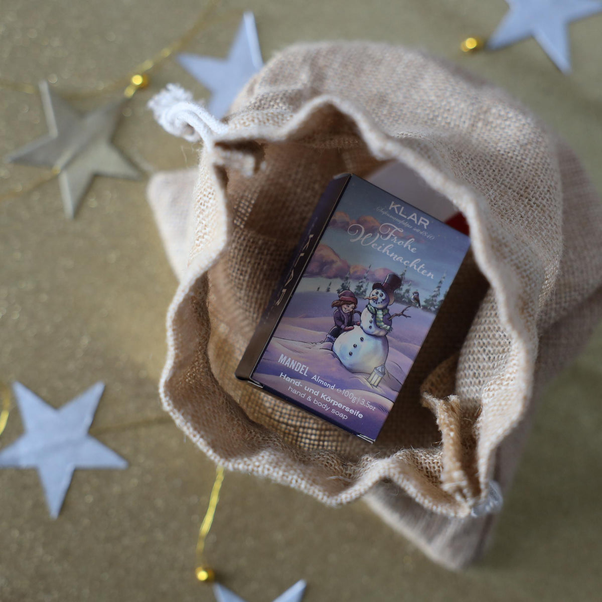 KLAR Hand- & Körperseife Mandel (Weihnachtsedition) – Verpackung im Jutesäckchen mit Sternen