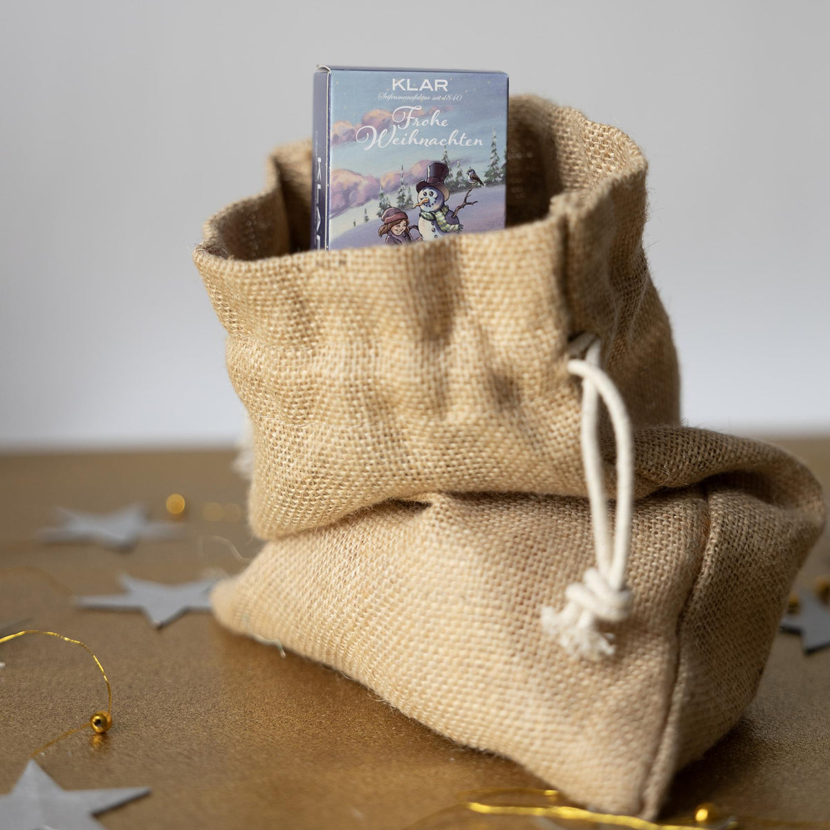 KLAR Hand- & Körperseife Mandel (Weihnachtsedition) – Verpackung im Jutesack