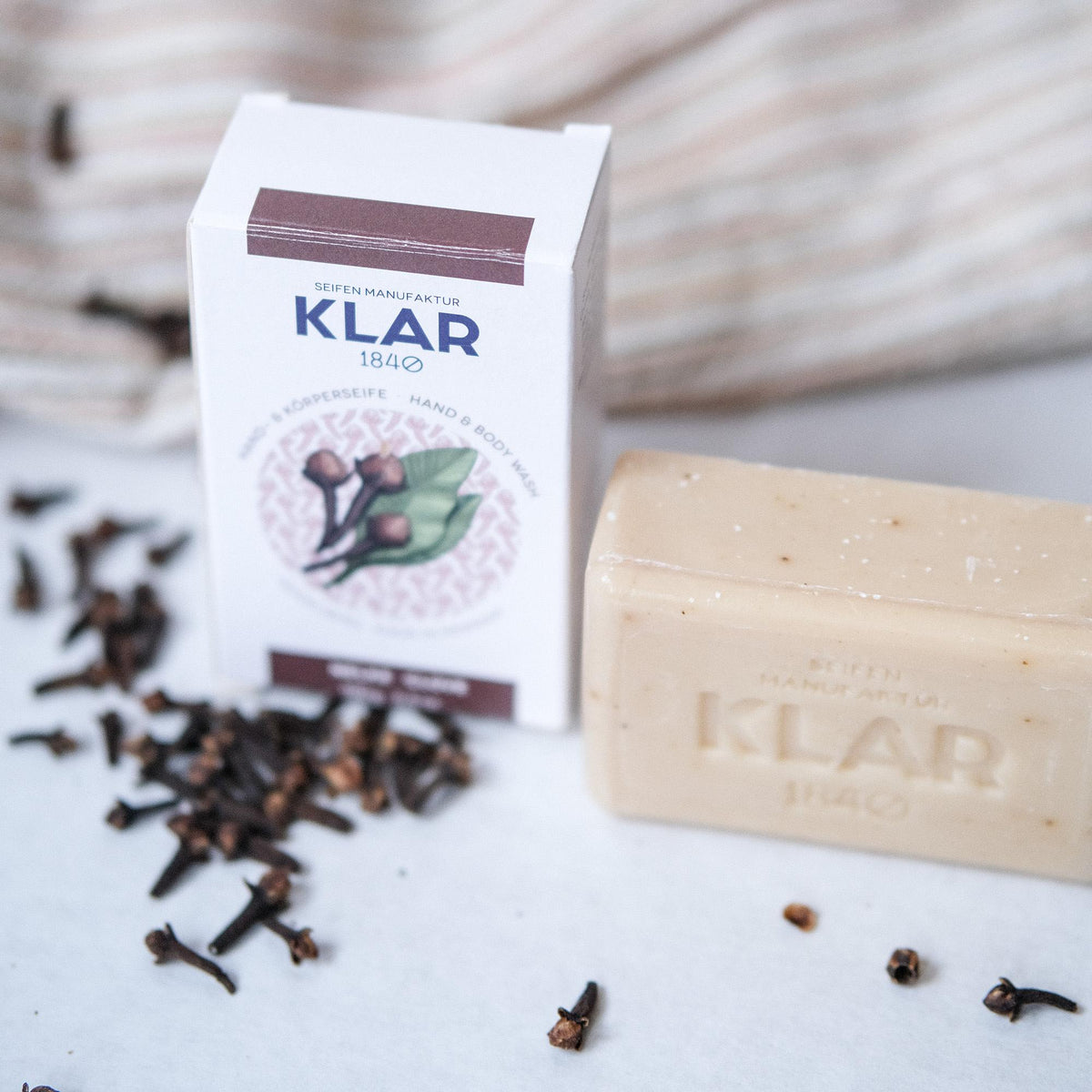 KLAR Hand- & Körperseife Nelke – Seife und Verpackung mit Gewürznelken