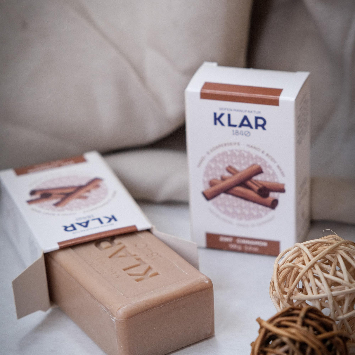 KLAR Hand- & Körperseife Zimt – Seife in geöffneter Verpackung